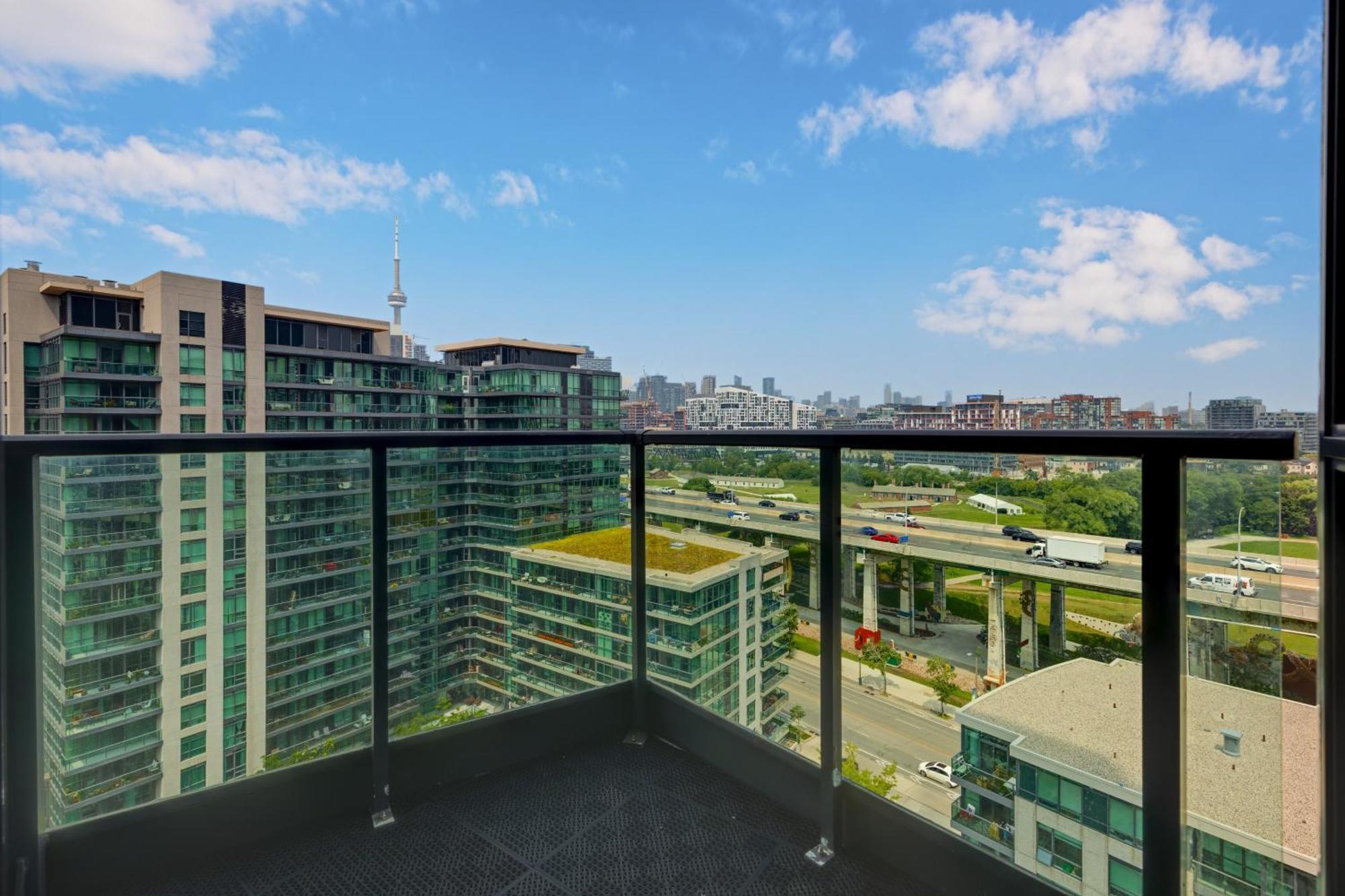 2 Bedroom With City Views With Free Parking And Pool * Toronto