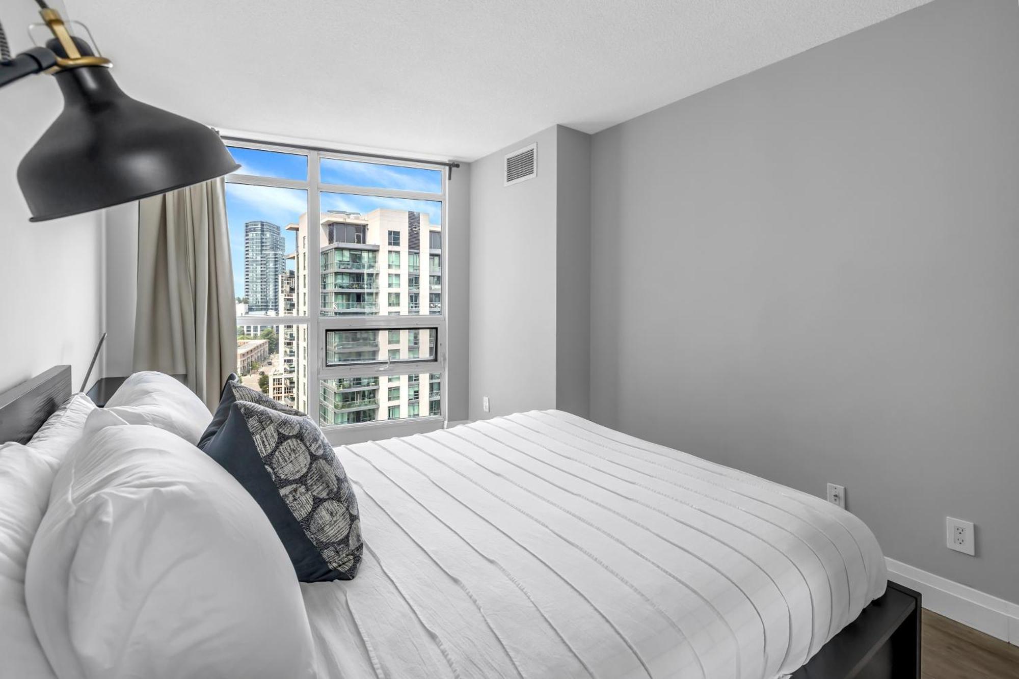 2 Bedroom With City Views With Free Parking And Pool Apartment Toronto