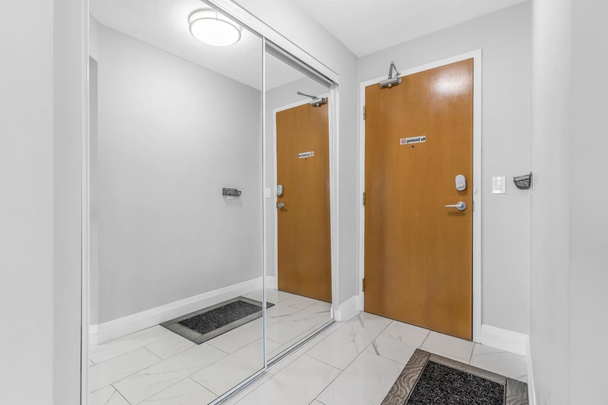 2 Bedroom With City Views With Free Parking And Pool *