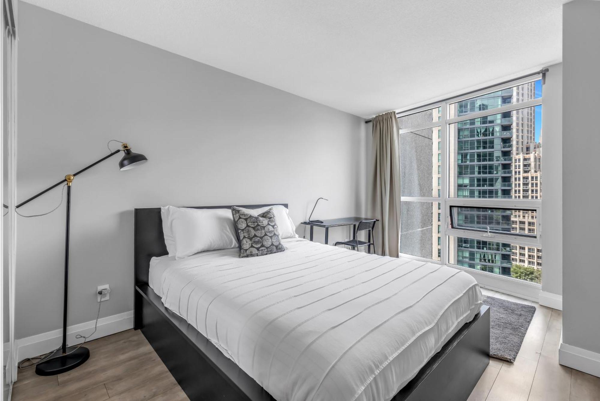 2 Bedroom With City Views With Free Parking And Pool * Toronto