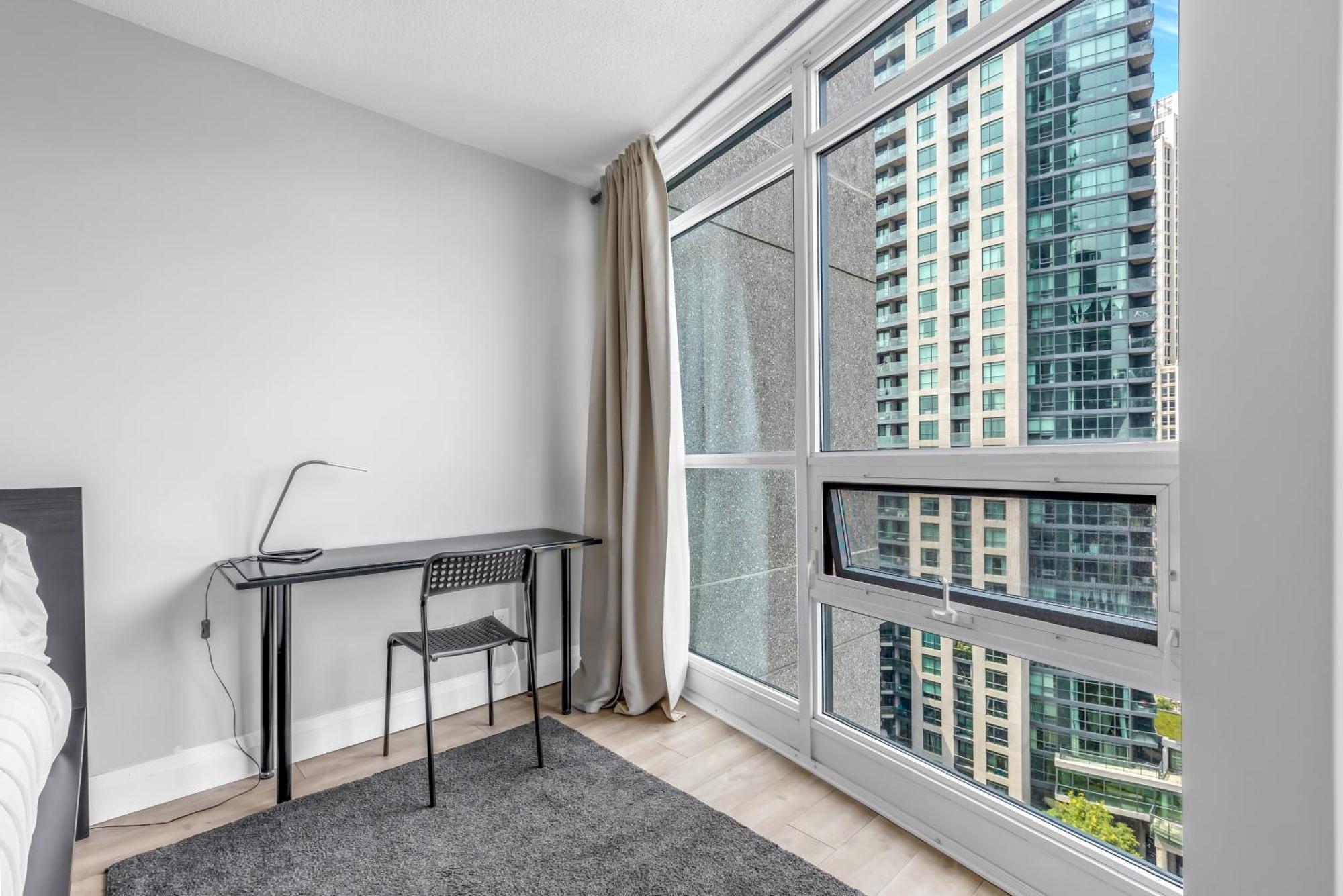 2 Bedroom With City Views With Free Parking And Pool