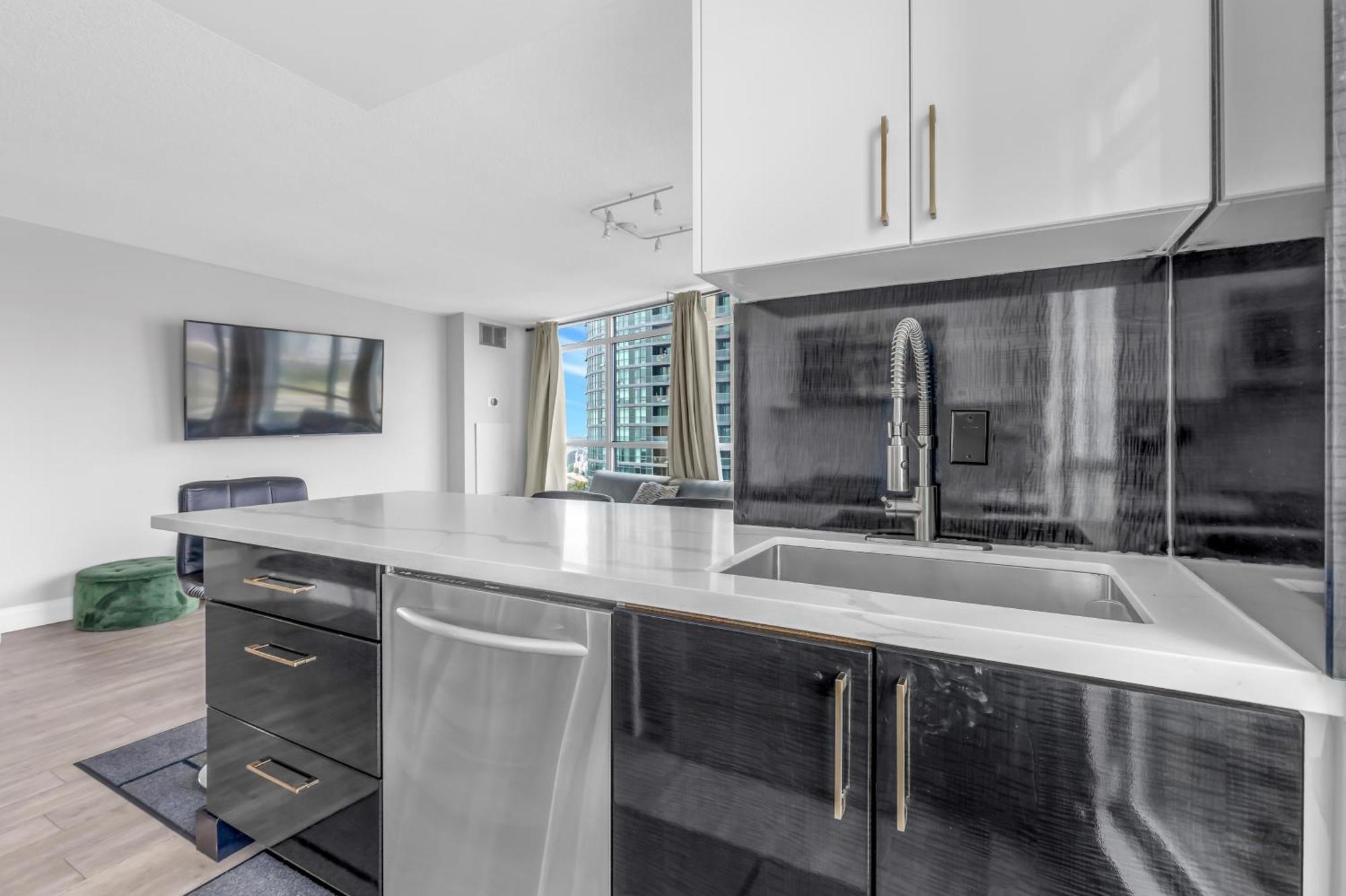2 Bedroom With City Views With Free Parking And Pool *