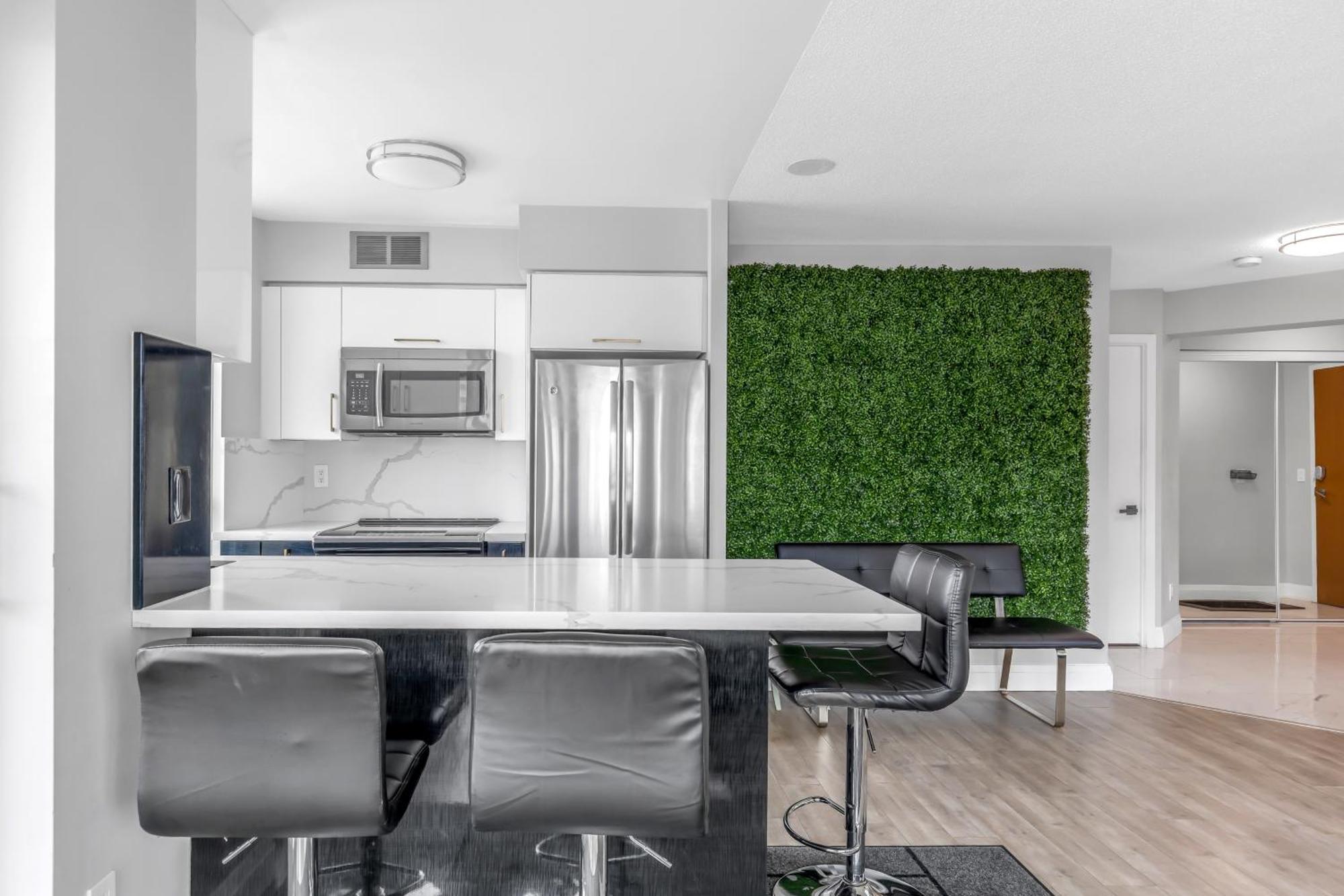 2 Bedroom With City Views With Free Parking And Pool Apartment *