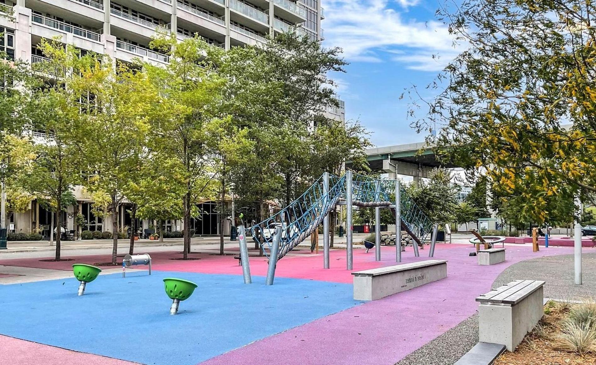 2 Bedroom With City Views With Free Parking And Pool Toronto