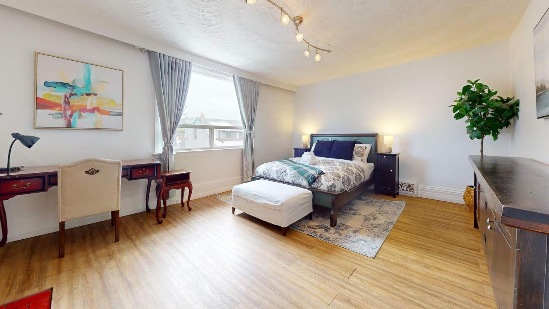Spacious In Corso Italia * Toronto