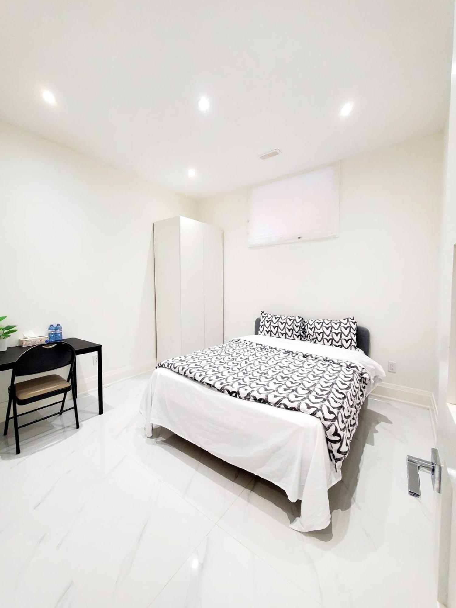 Comfortable In Next To Yorkdale Mall * Toronto