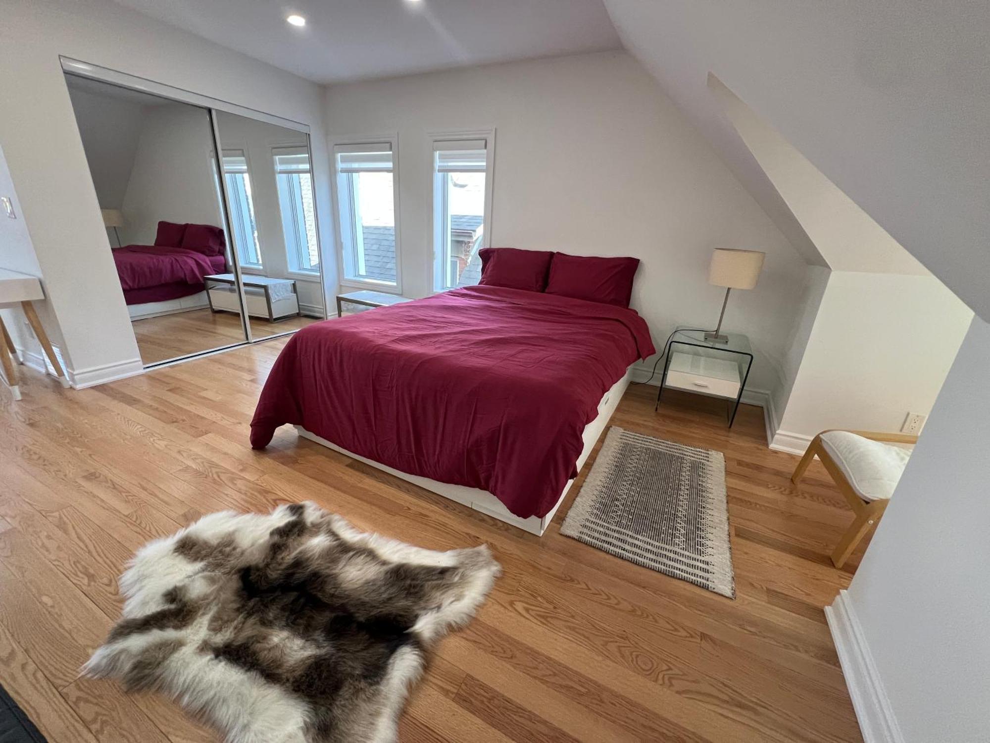 Deluxe Queen Downtown Apartment