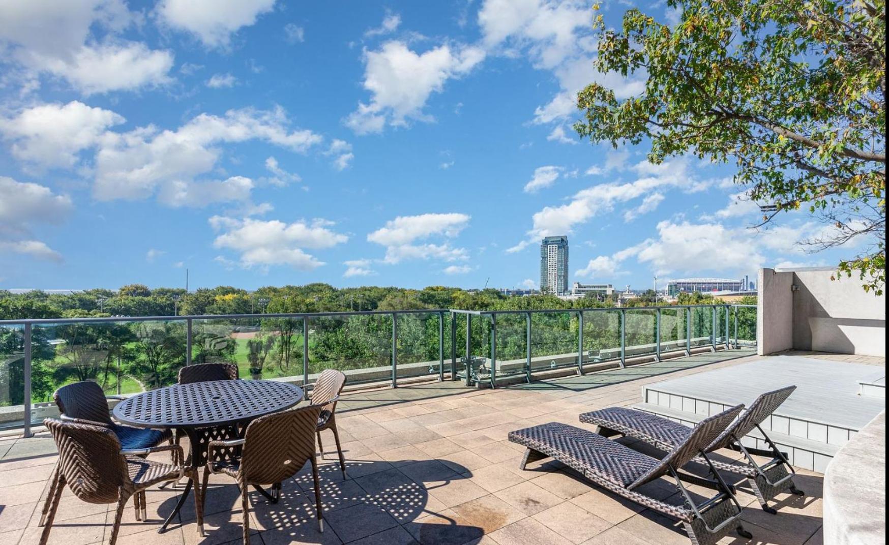 Luxury Downtown Condo With Cn Tower Views, Pool Access, Gym, Accommodates 4,Free Parking Upon Request At Booking Apartment *
