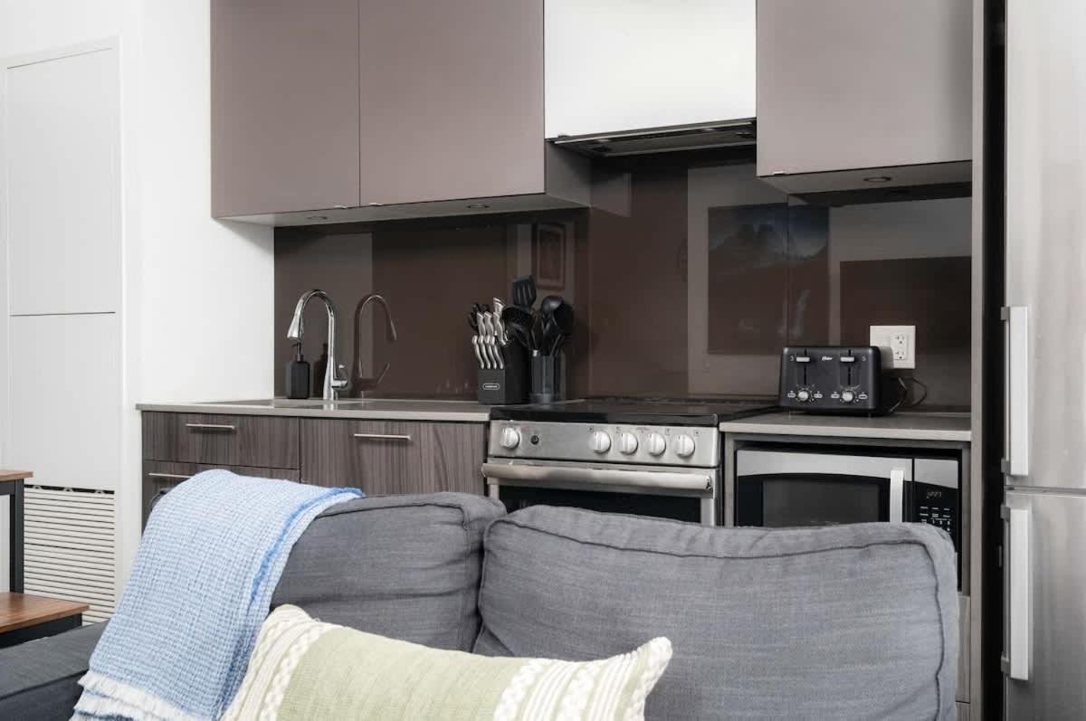2 Bdr With 3 Beds In Amazing Location Apartment *