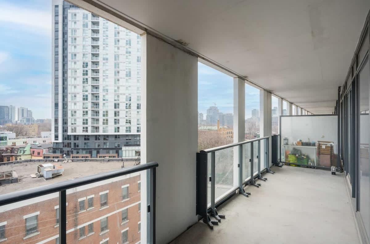 2 Bdr With 3 Beds In Amazing Location Apartment Toronto