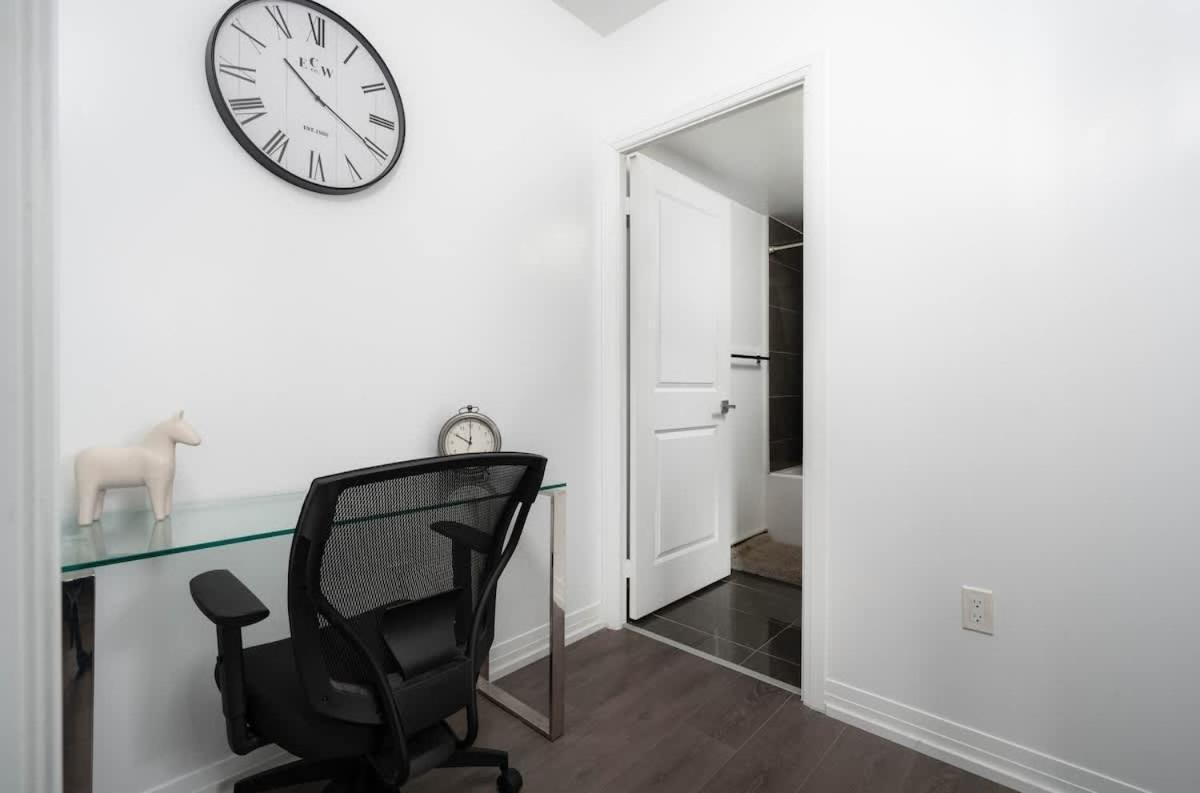 2 Bdr With 3 Beds In Amazing Location *