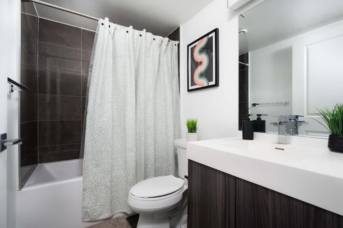 Apartment 2 Bdr With 3 Beds In Amazing Location *