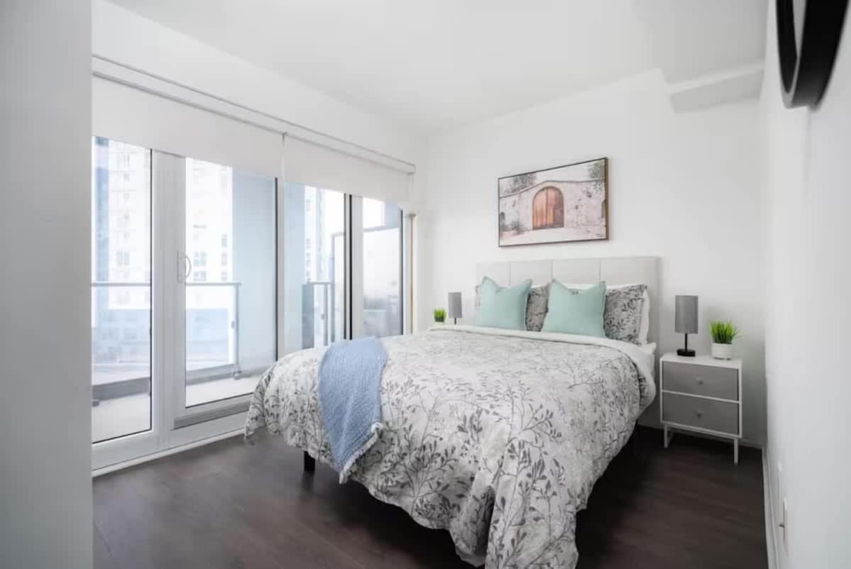 2 Bdr With 3 Beds In Amazing Location * Toronto