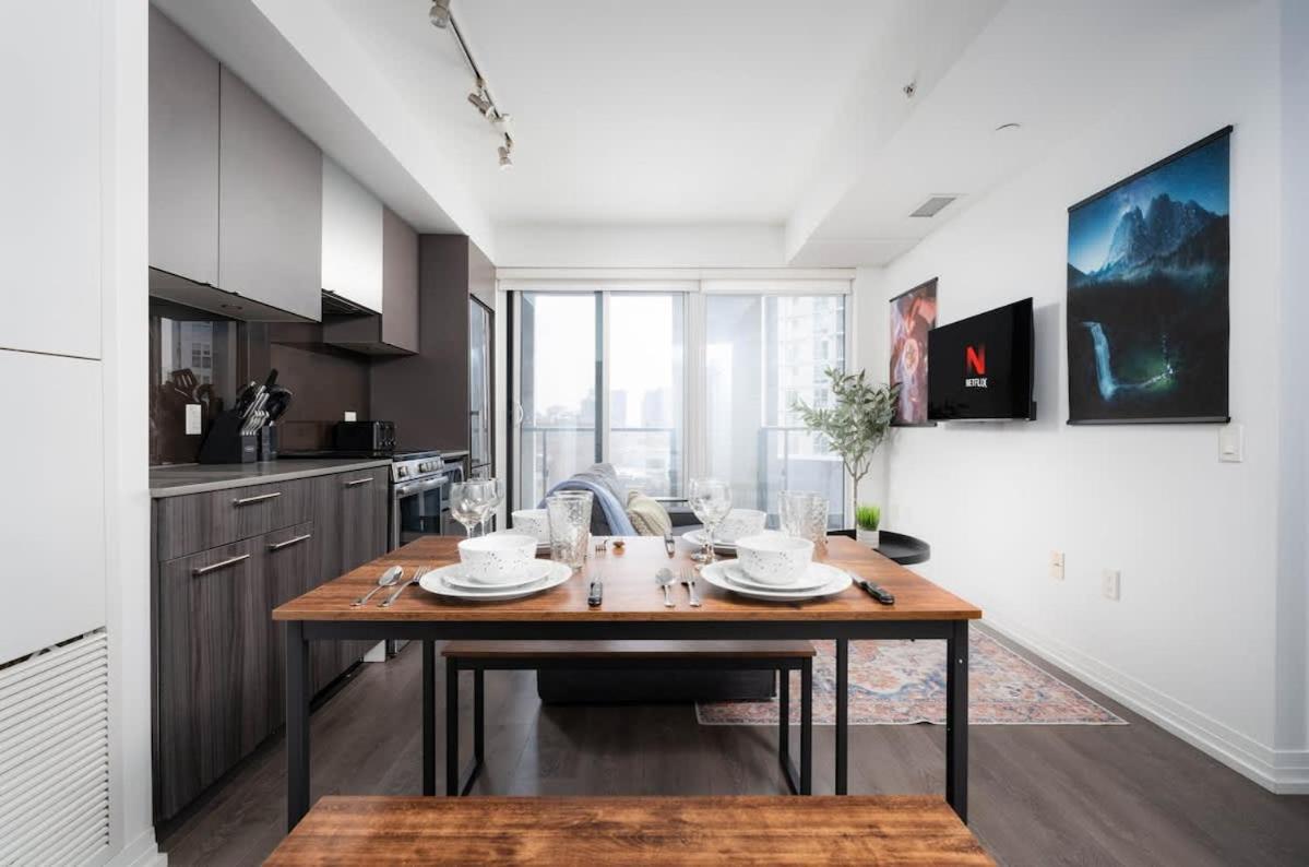 Apartment 2 Bdr With 3 Beds In Amazing Location Toronto