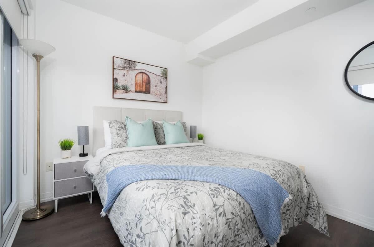 Apartment 2 Bdr With 3 Beds In Amazing Location *