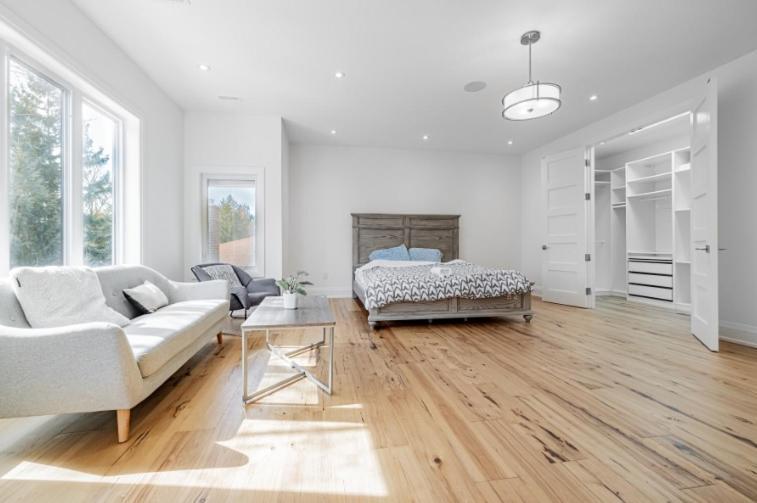 Comfortable In Next To Yorkdale Mall Bed & Breakfast Toronto