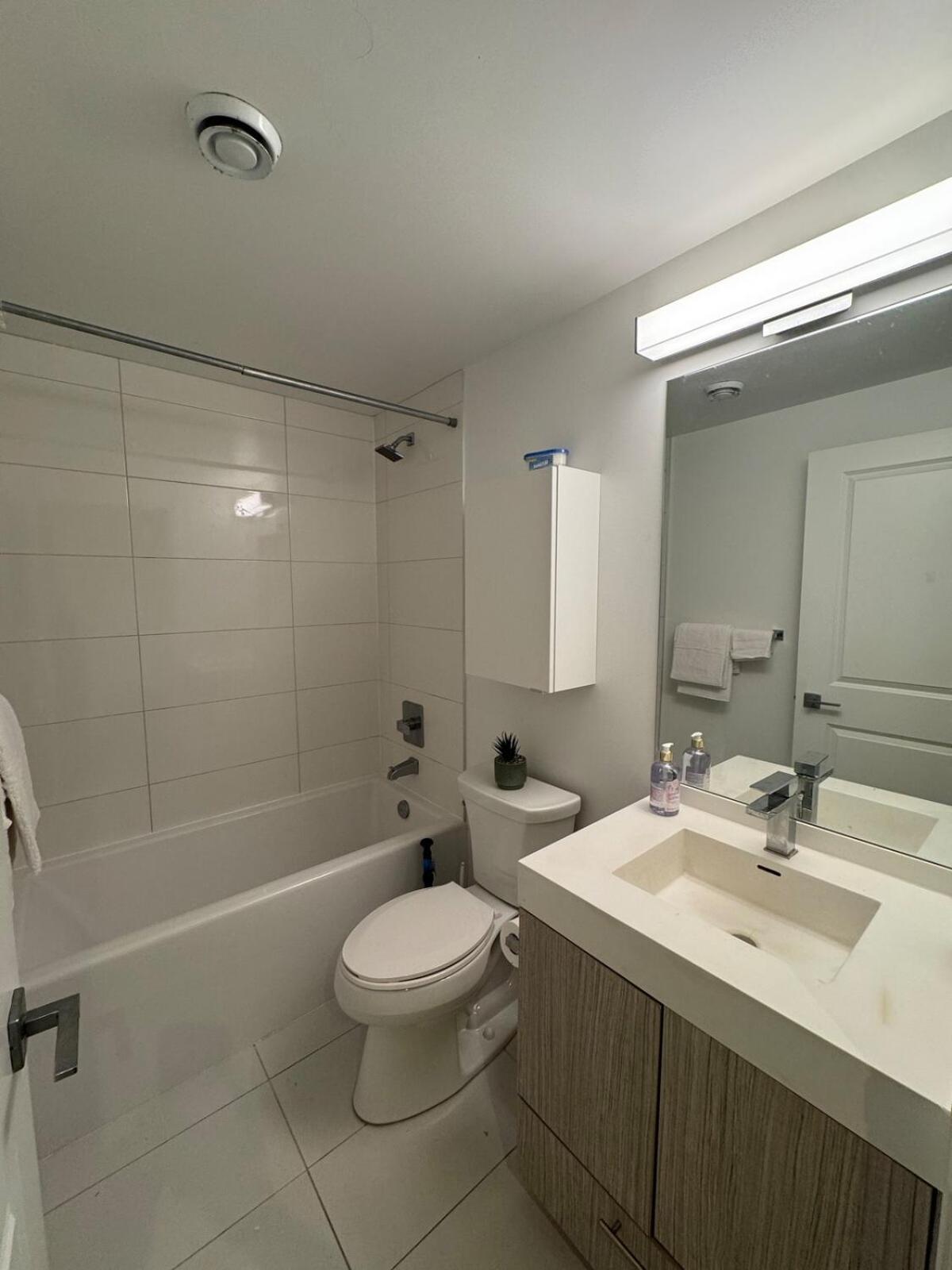 Amazing 2 Bedroom 3 Beds 1 Bath Dundas Square Apartment *