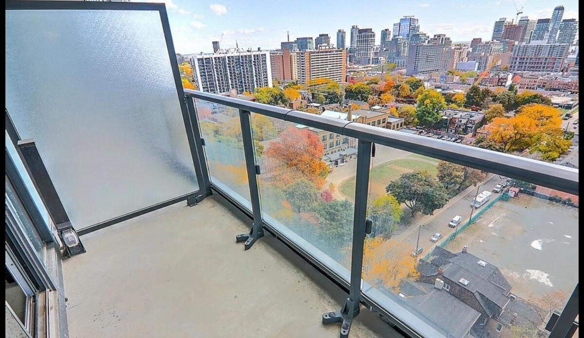 Amazing 2 Bedroom 3 Beds 1 Bath Dundas Square Apartment