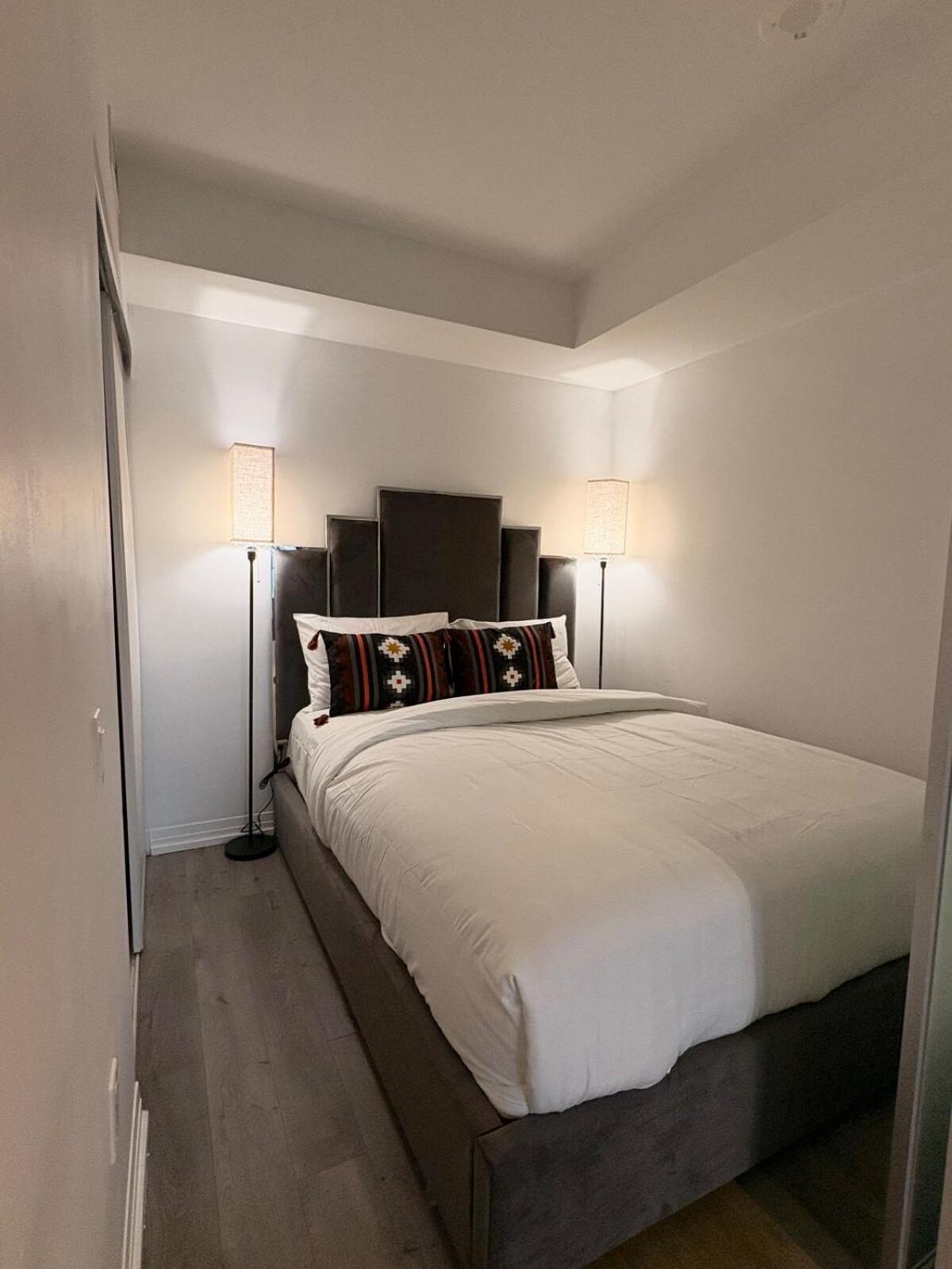 Apartment Amazing 2 Bedroom 3 Beds 1 Bath Dundas Square *