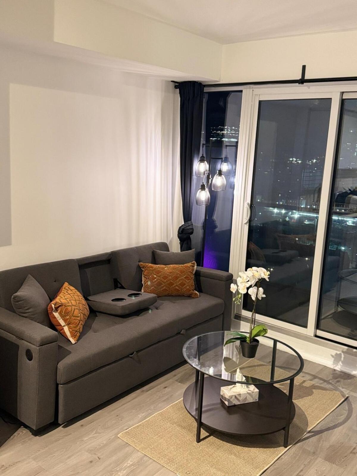 Amazing 2 Bedroom 3 Beds 1 Bath Dundas Square Apartment