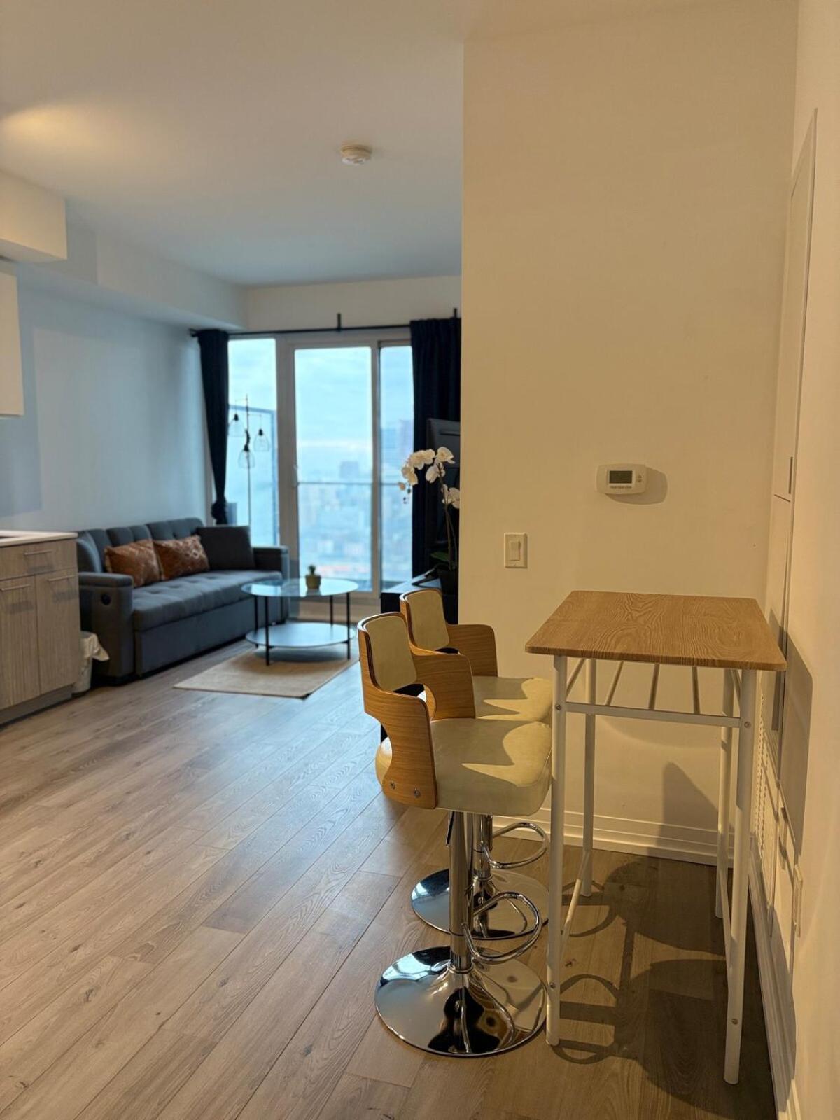 Amazing 2 Bedroom 3 Beds 1 Bath Dundas Square *