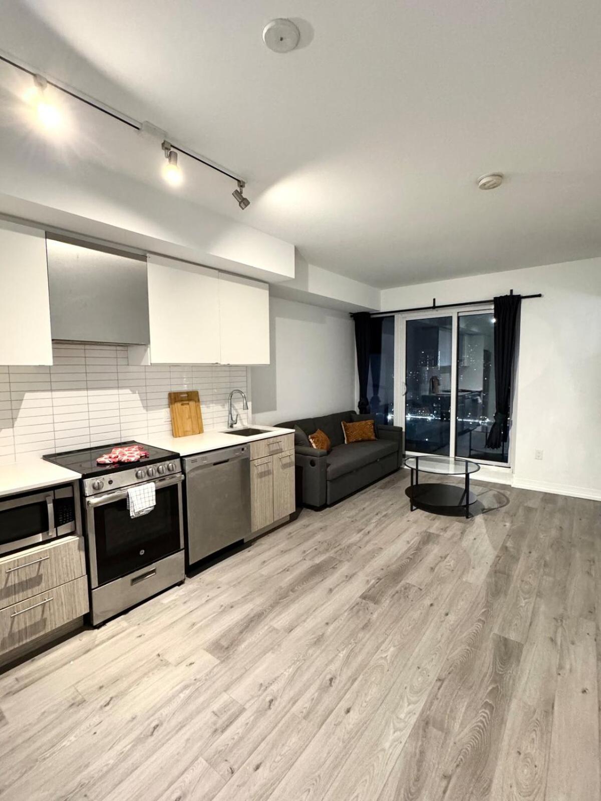 Amazing 2 Bedroom 3 Beds 1 Bath Dundas Square * Toronto