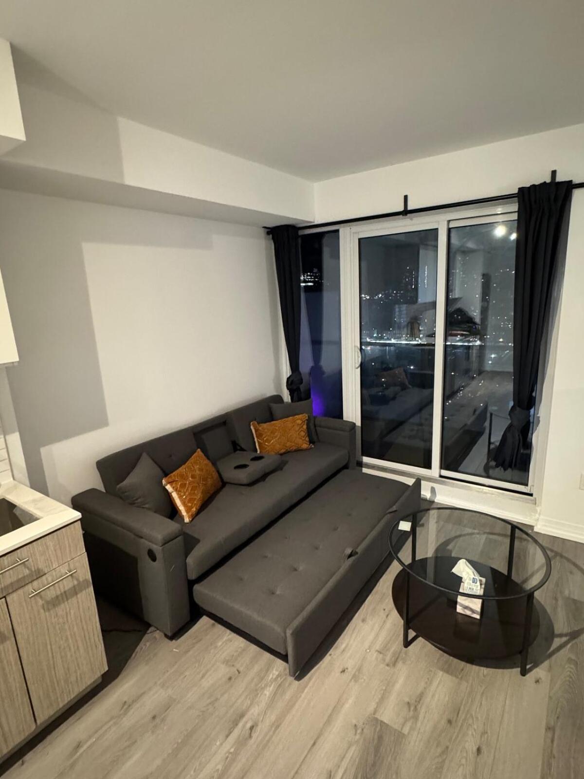 Apartment Amazing 2 Bedroom 3 Beds 1 Bath Dundas Square