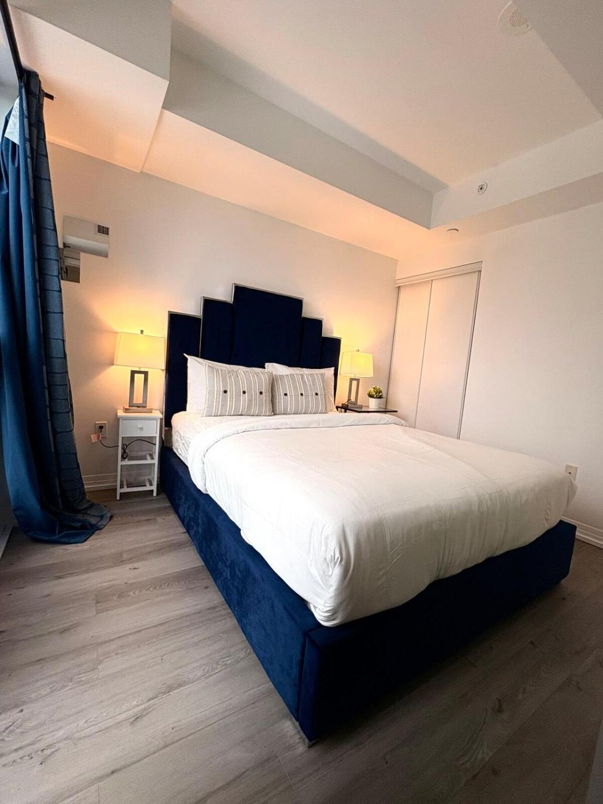 Amazing 2 Bedroom 3 Beds 1 Bath Dundas Square Apartment *