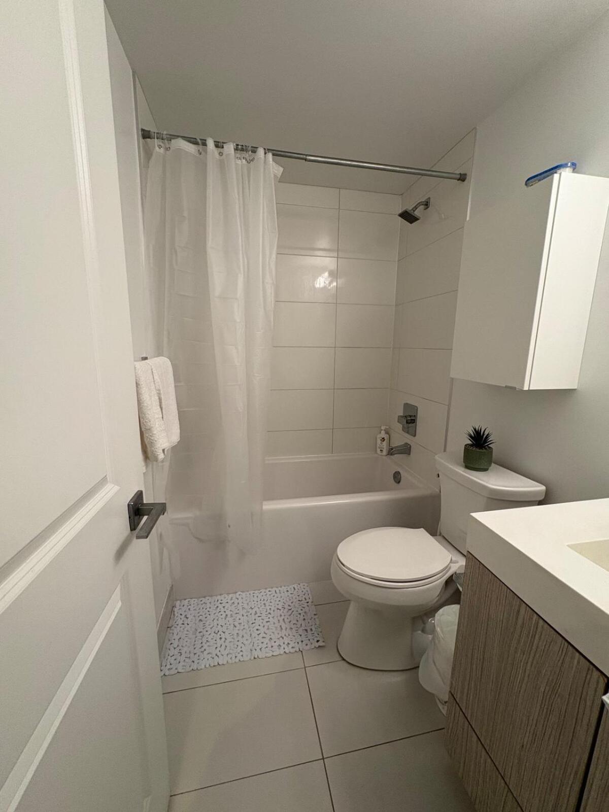 Apartment Amazing 2 Bedroom 3 Beds 1 Bath Dundas Square *