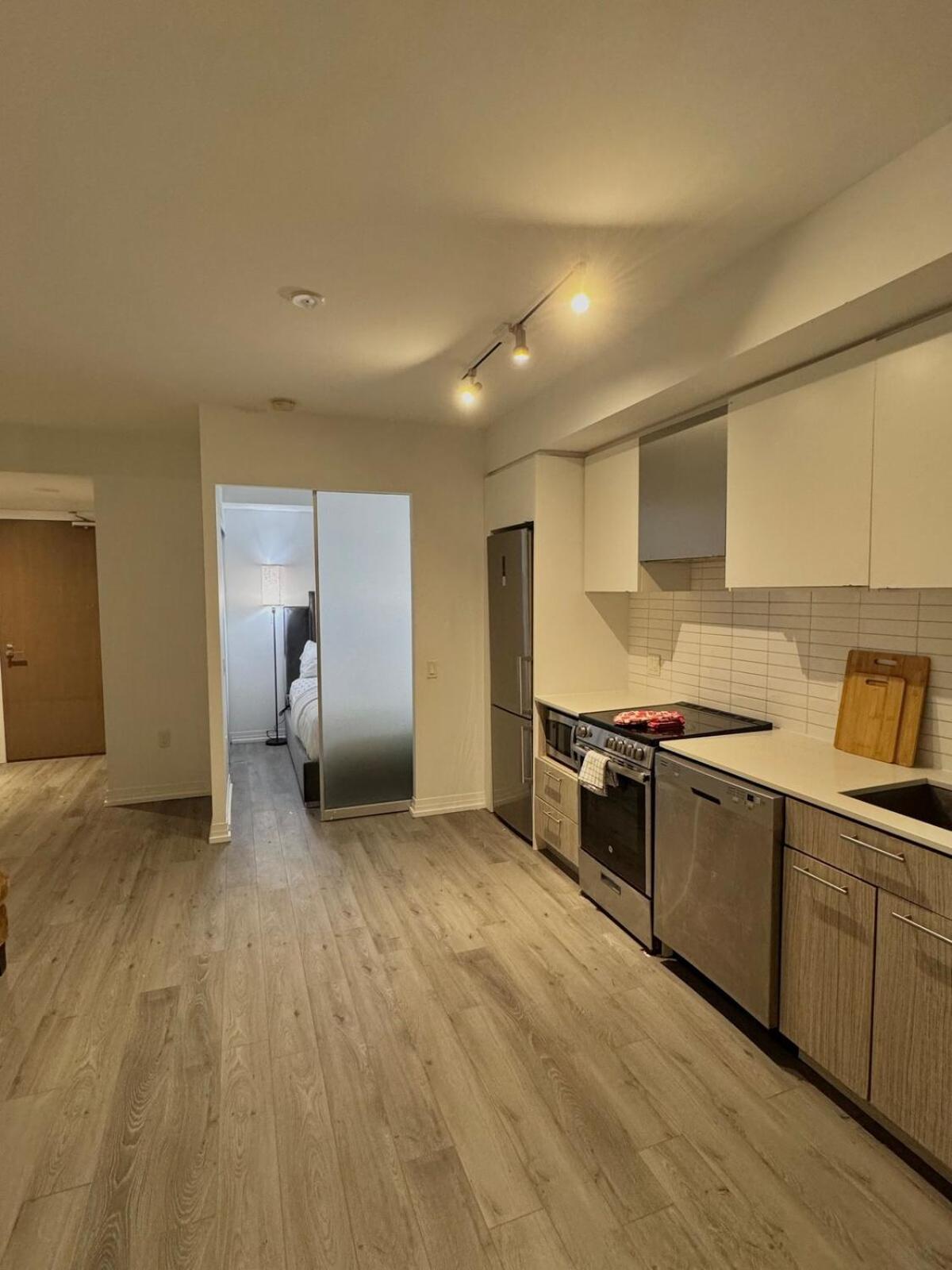 Amazing 2 Bedroom 3 Beds 1 Bath Dundas Square Apartment Toronto
