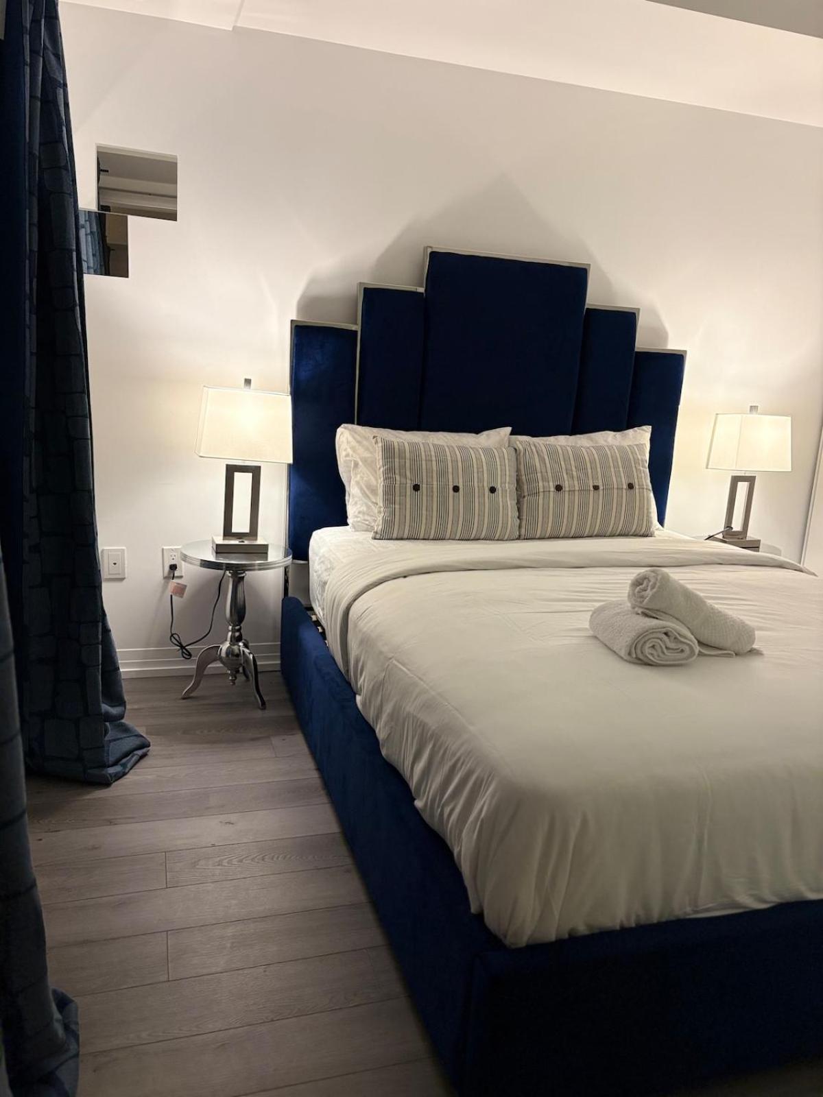 Apartment Amazing 2 Bedroom 3 Beds 1 Bath Dundas Square Toronto