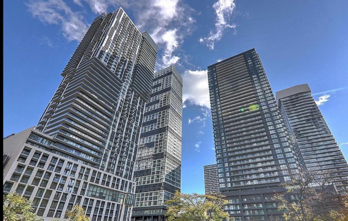 Amazing 2 Bedroom 3 Beds 1 Bath Dundas Square Toronto