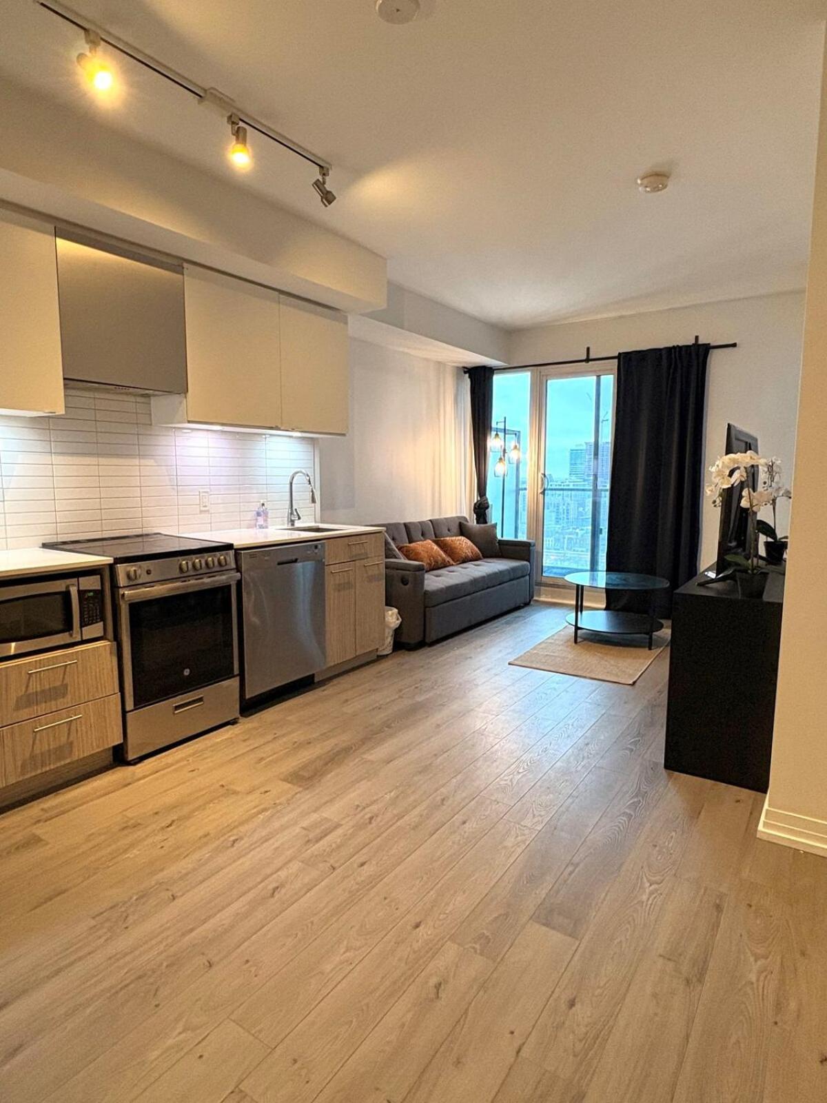 Amazing 2 Bedroom 3 Beds 1 Bath Dundas Square