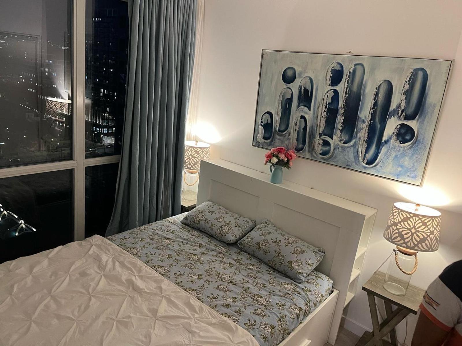 Downtown 1br With Views Sleeps 4 Toronto