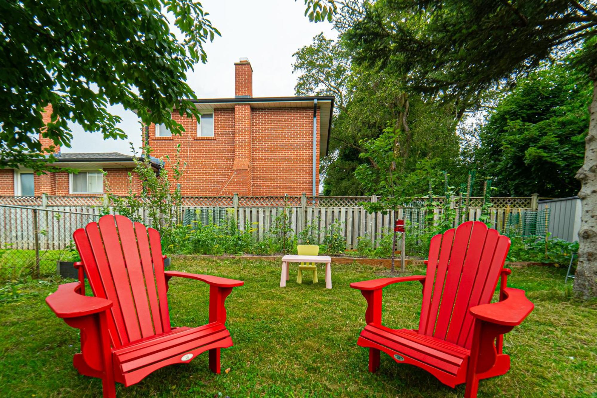 Garden View, Quiet & Comfortable Double Private Room, Workspace, Free Parking Homestay *