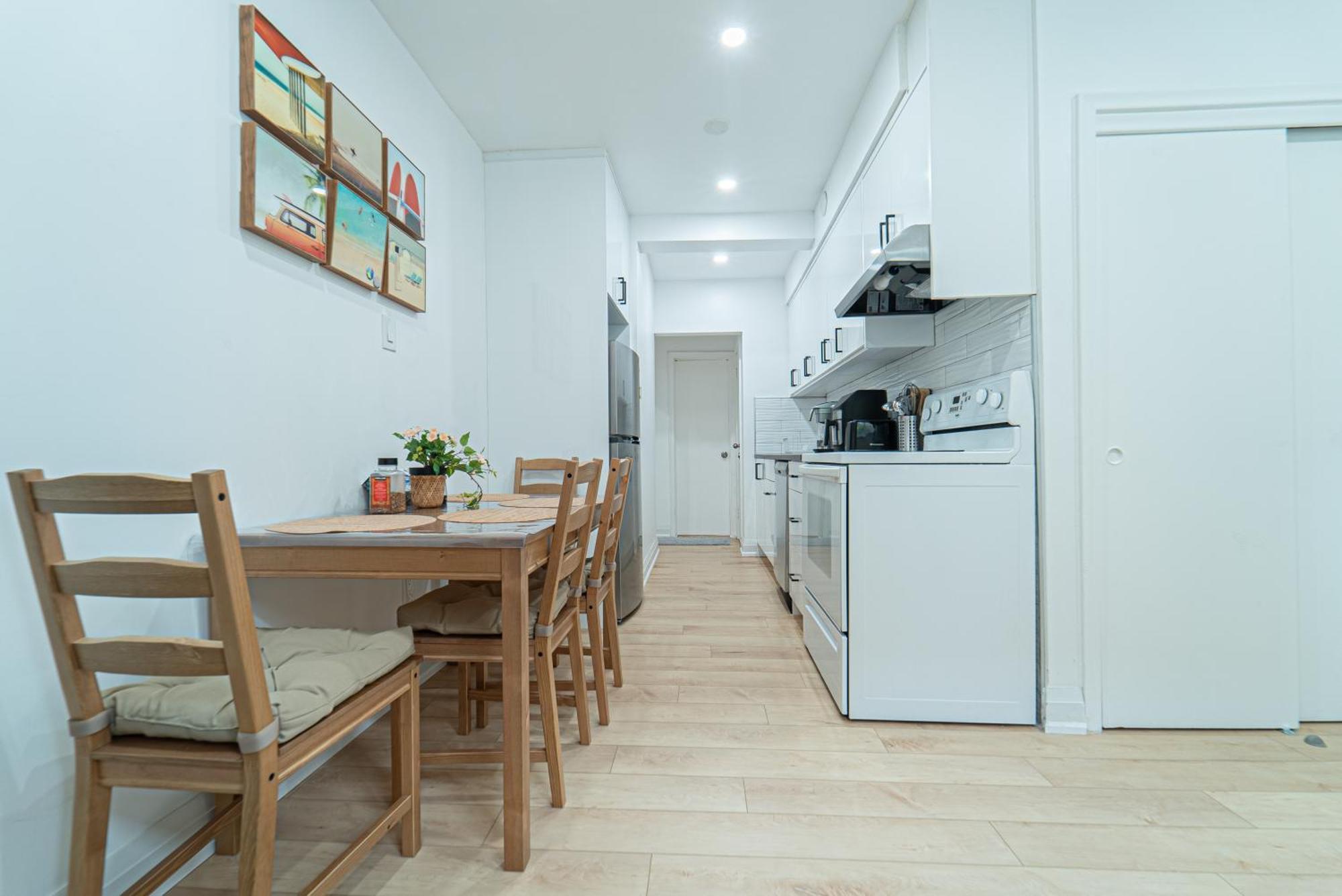 Garden View, Quiet & Comfortable Double Private Room, Workspace, Free Parking Homestay