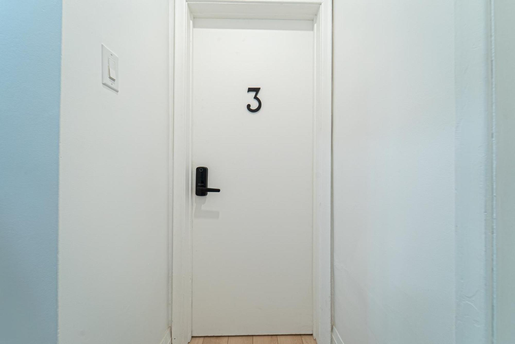 Garden View, Quiet & Comfortable Double Private Room, Workspace, Free Parking Homestay Toronto