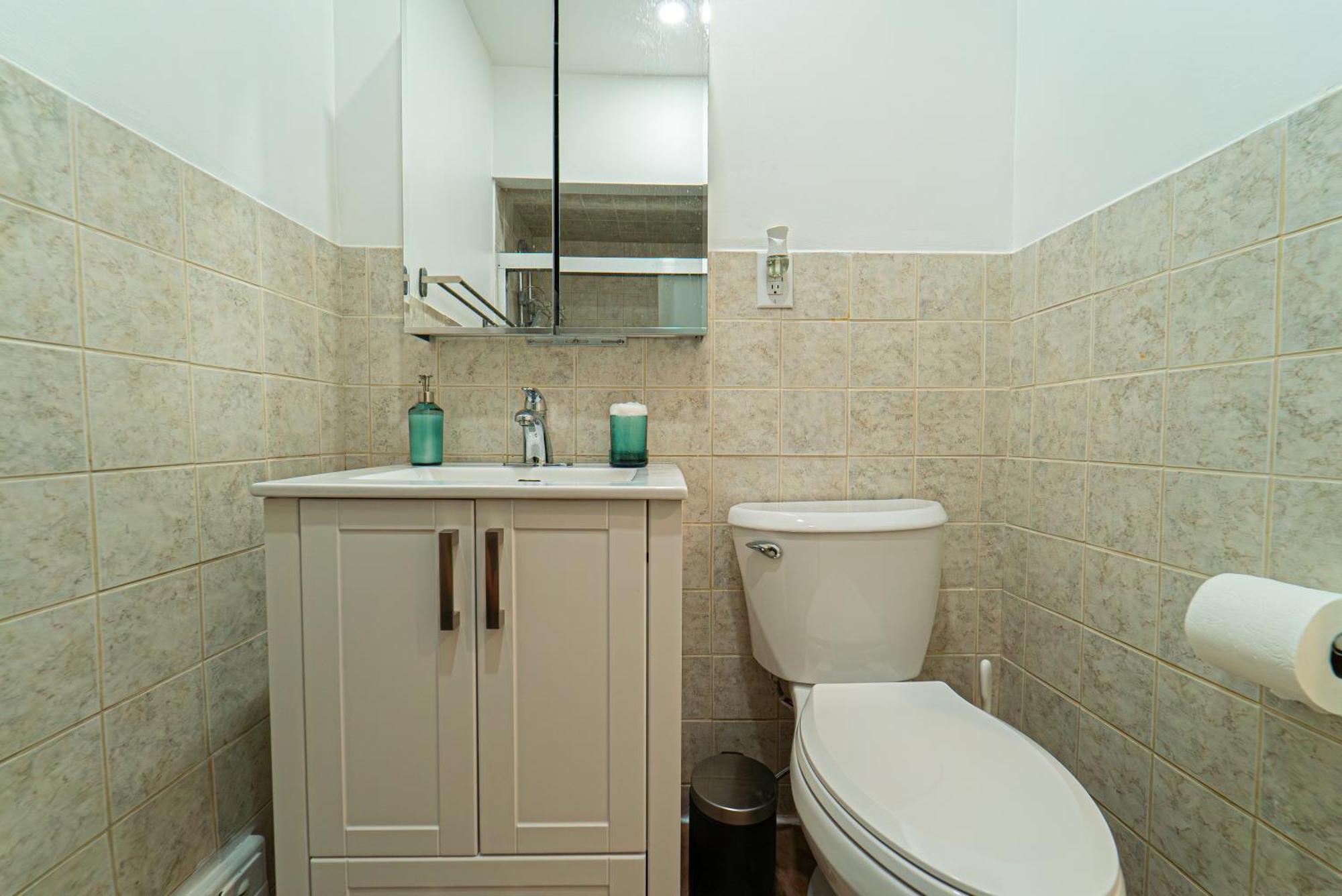 Garden View, Quiet & Comfortable Double Private Room, Workspace, Free Parking Homestay Toronto