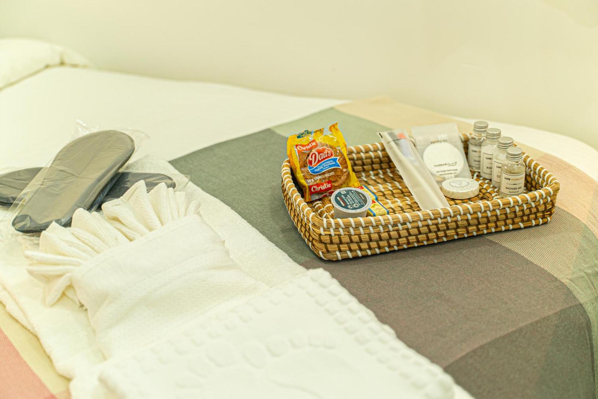 Garden View, Quiet & Comfortable Double Private Room, Workspace, Free Parking Homestay Toronto