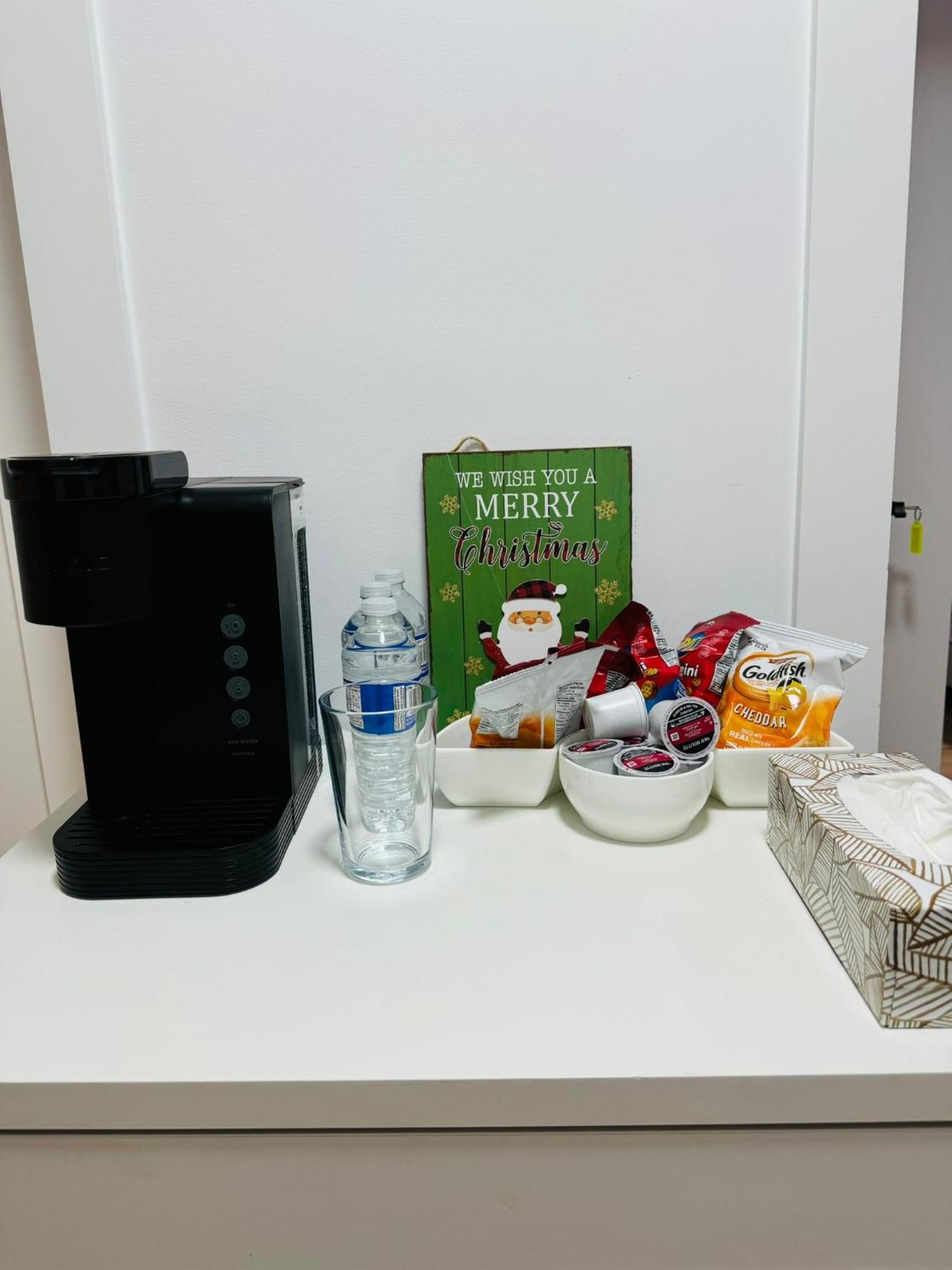 Apartment Spacious Room1, Airport, Free Parking, Sep Entrance, New Renovation, Shared Bathroom Toronto