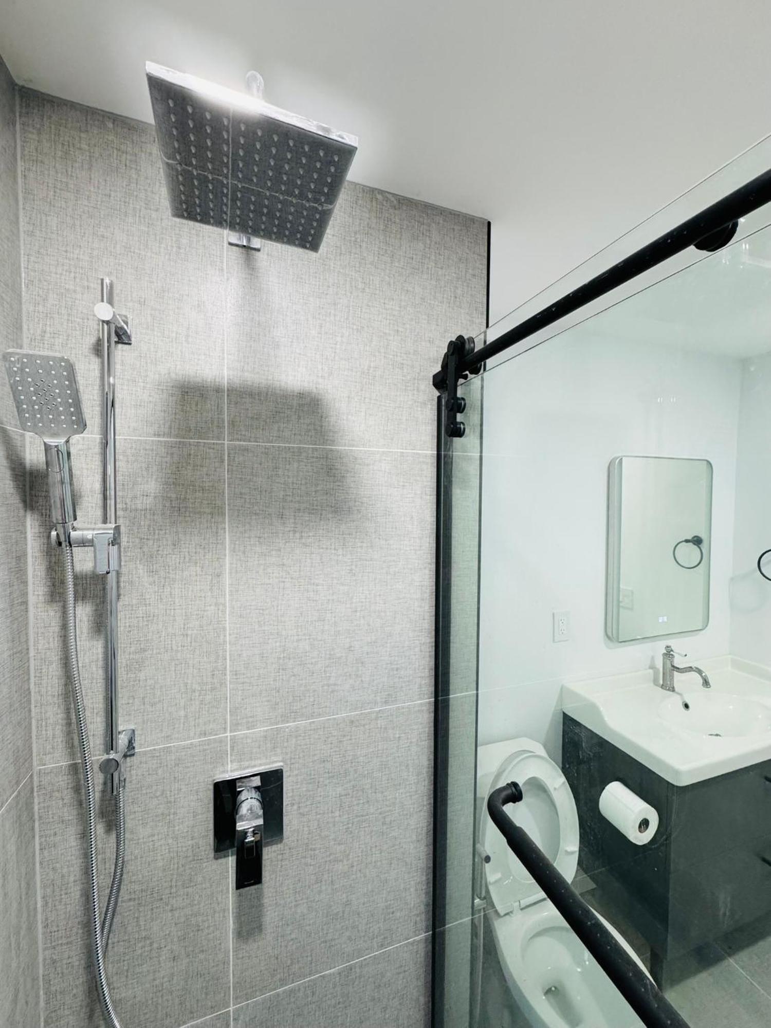 Apartment Spacious Room1, Airport, Free Parking, Sep Entrance, New Renovation, Shared Bathroom Toronto