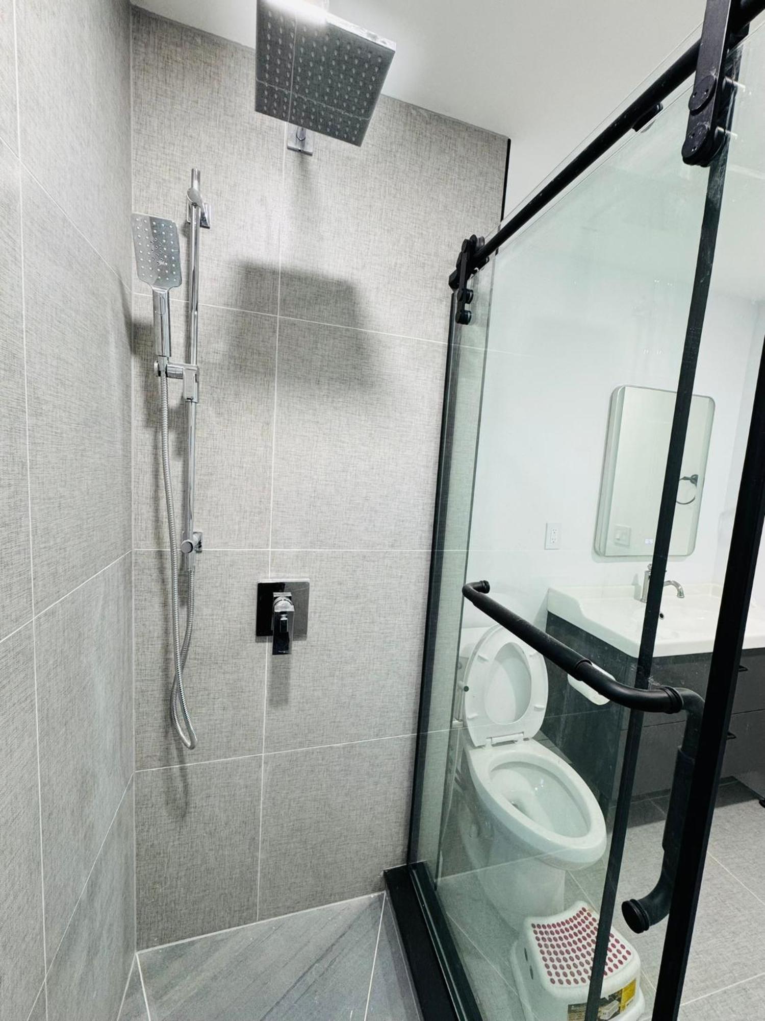 Spacious Room1, Airport, Free Parking, Sep Entrance, New Renovation, Shared Bathroom Toronto