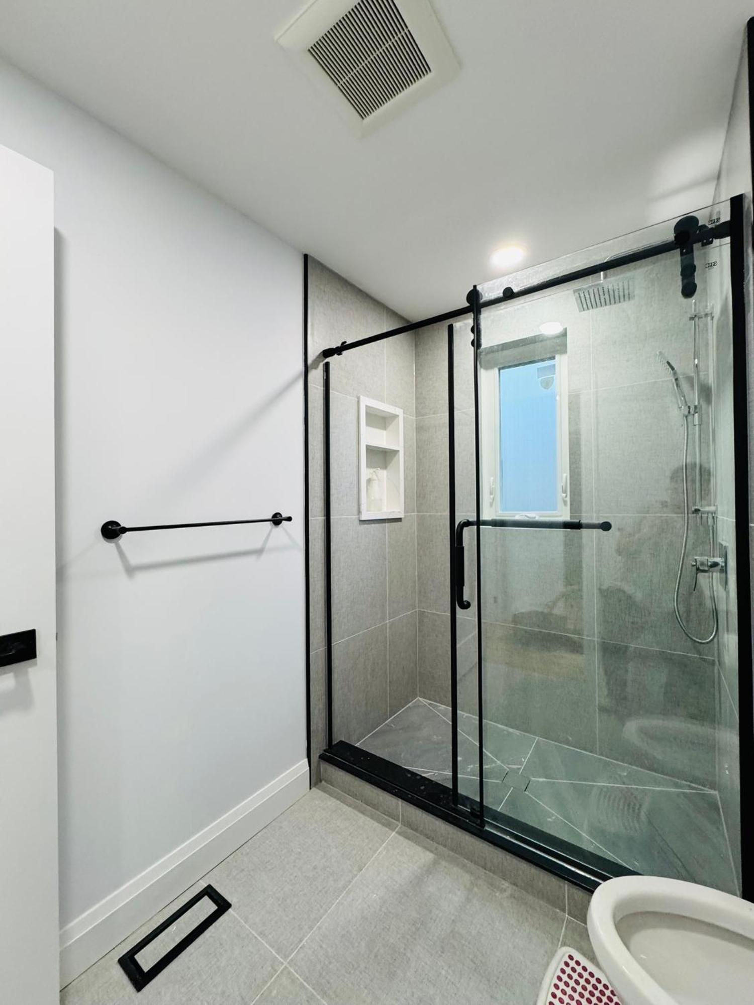 Spacious Room1, Airport, Free Parking, Sep Entrance, New Renovation, Shared Bathroom Apartment *