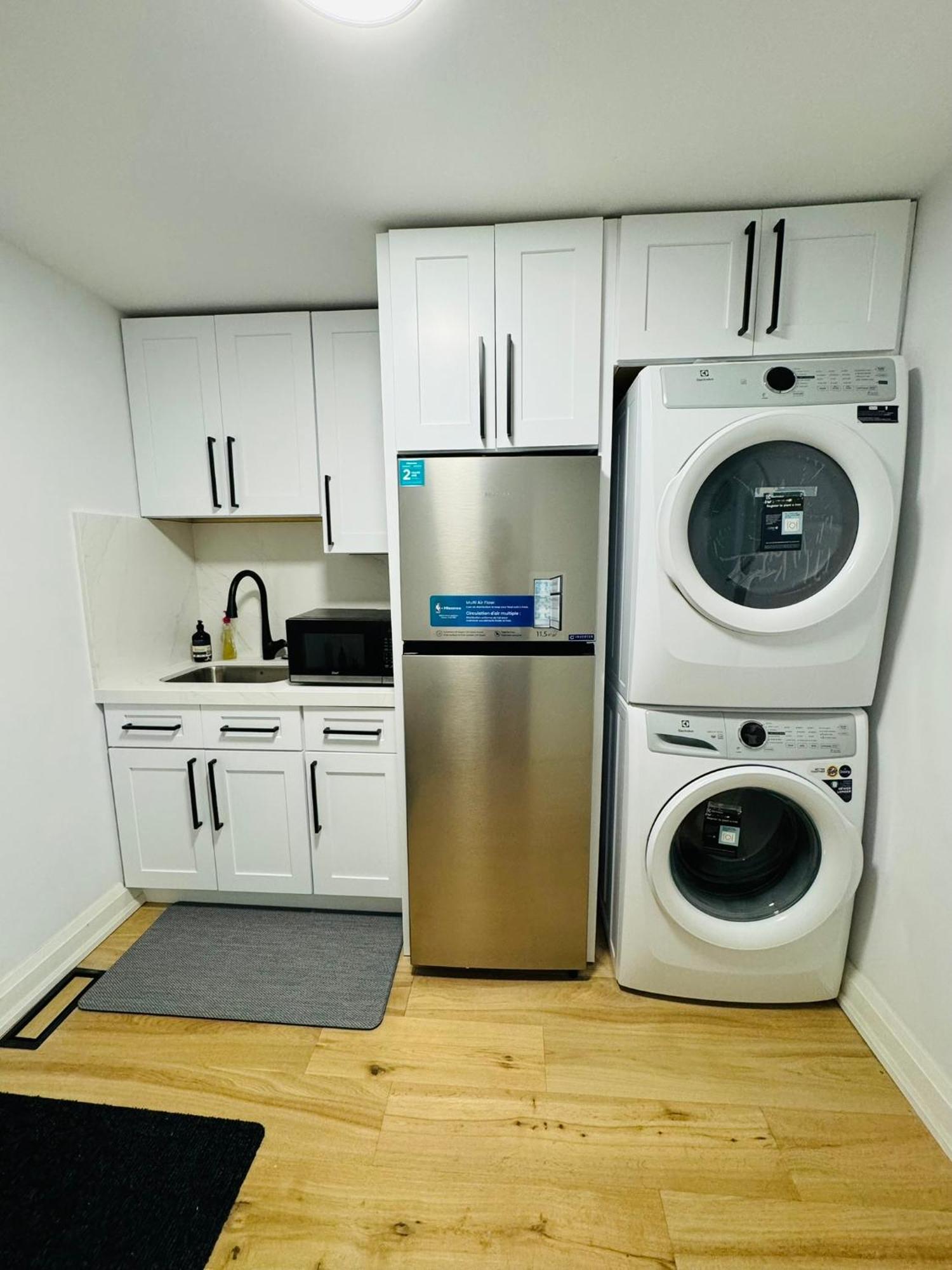 Spacious Room1, Airport, Free Parking, Sep Entrance, New Renovation, Shared Bathroom Apartment