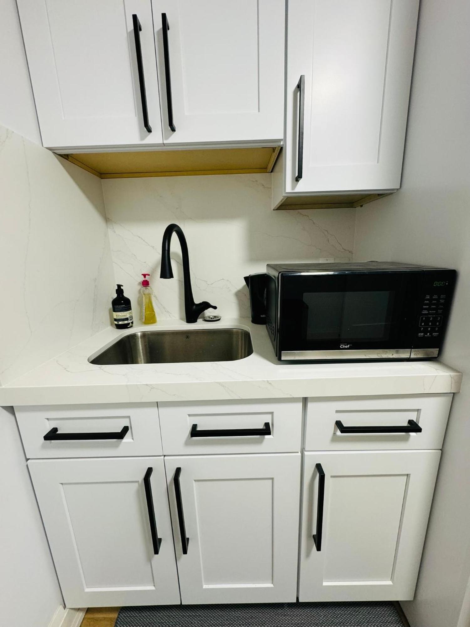 Spacious Room1, Airport, Free Parking, Sep Entrance, New Renovation, Shared Bathroom Apartment *