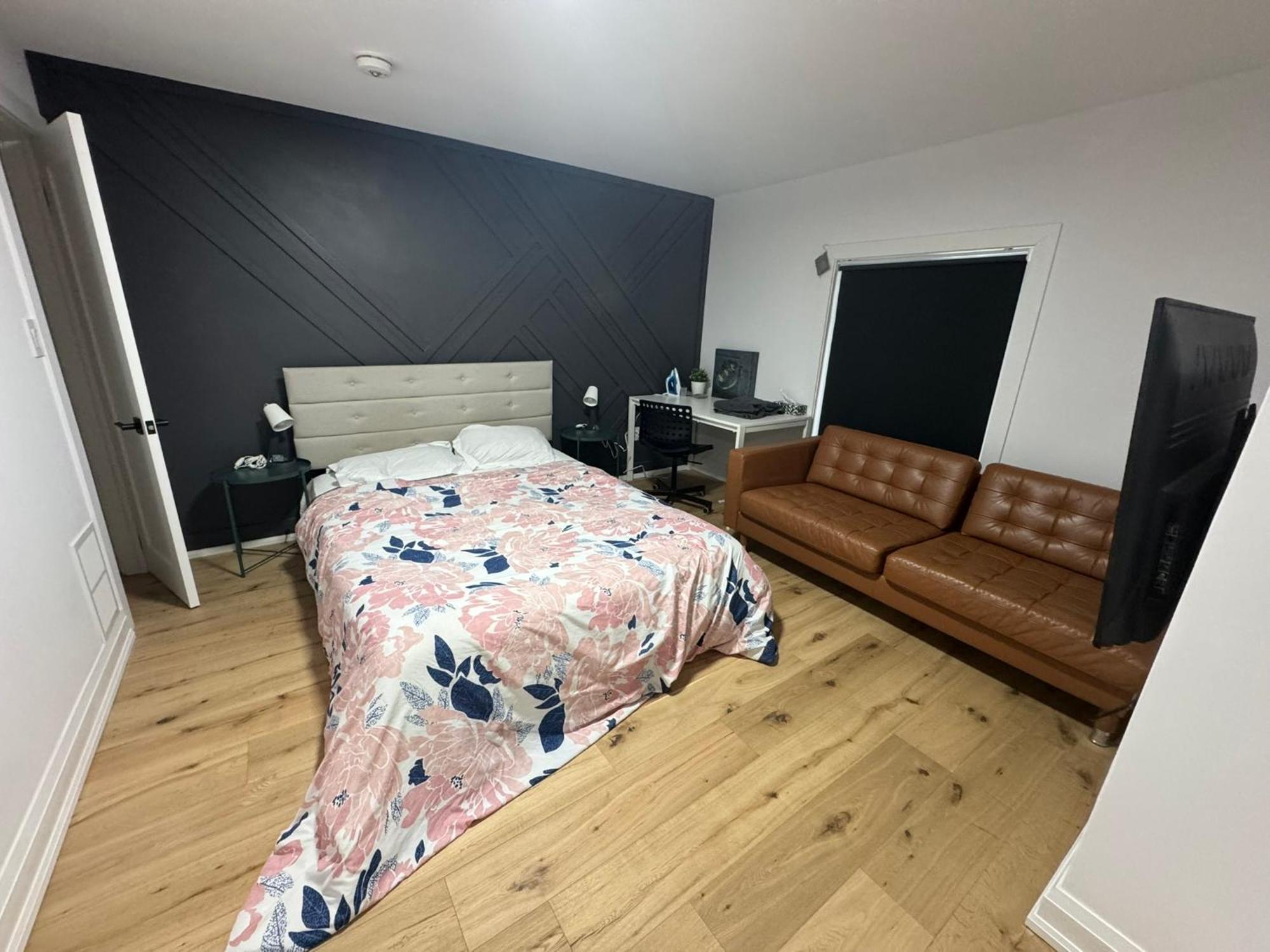 Apartment Spacious Room1, Airport, Free Parking, Sep Entrance, New Renovation, Shared Bathroom
