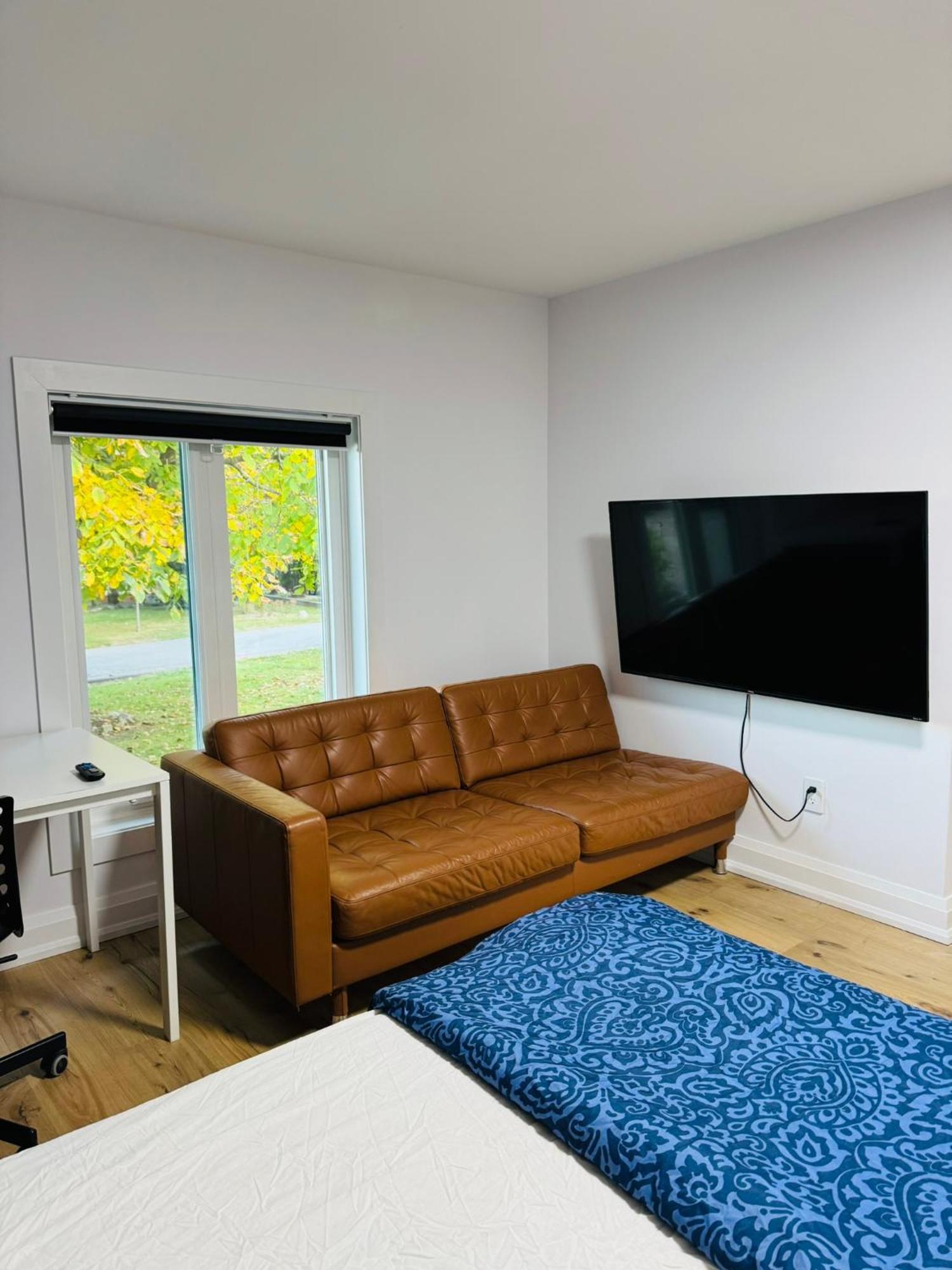 Spacious Room1, Airport, Free Parking, Sep Entrance, New Renovation, Shared Bathroom Apartment *