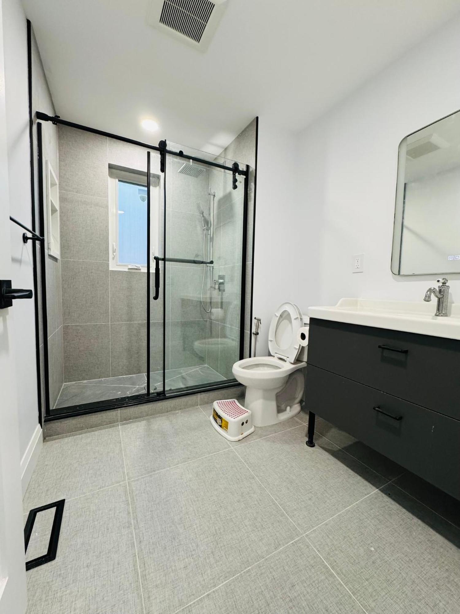 Apartment Spacious Room1, Airport, Free Parking, Sep Entrance, New Renovation, Shared Bathroom Toronto