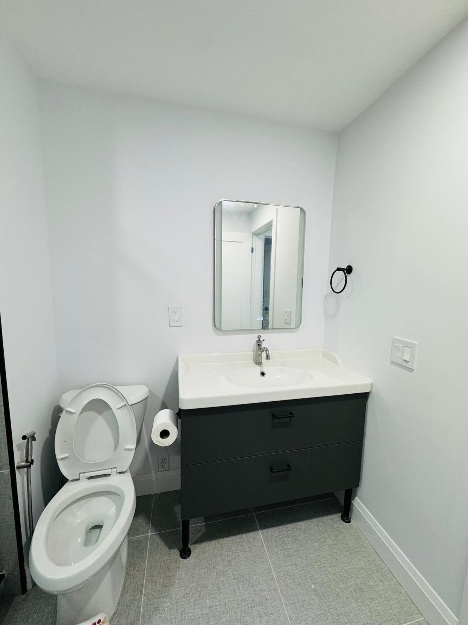 Apartment Spacious Room1, Airport, Free Parking, Sep Entrance, New Renovation, Shared Bathroom