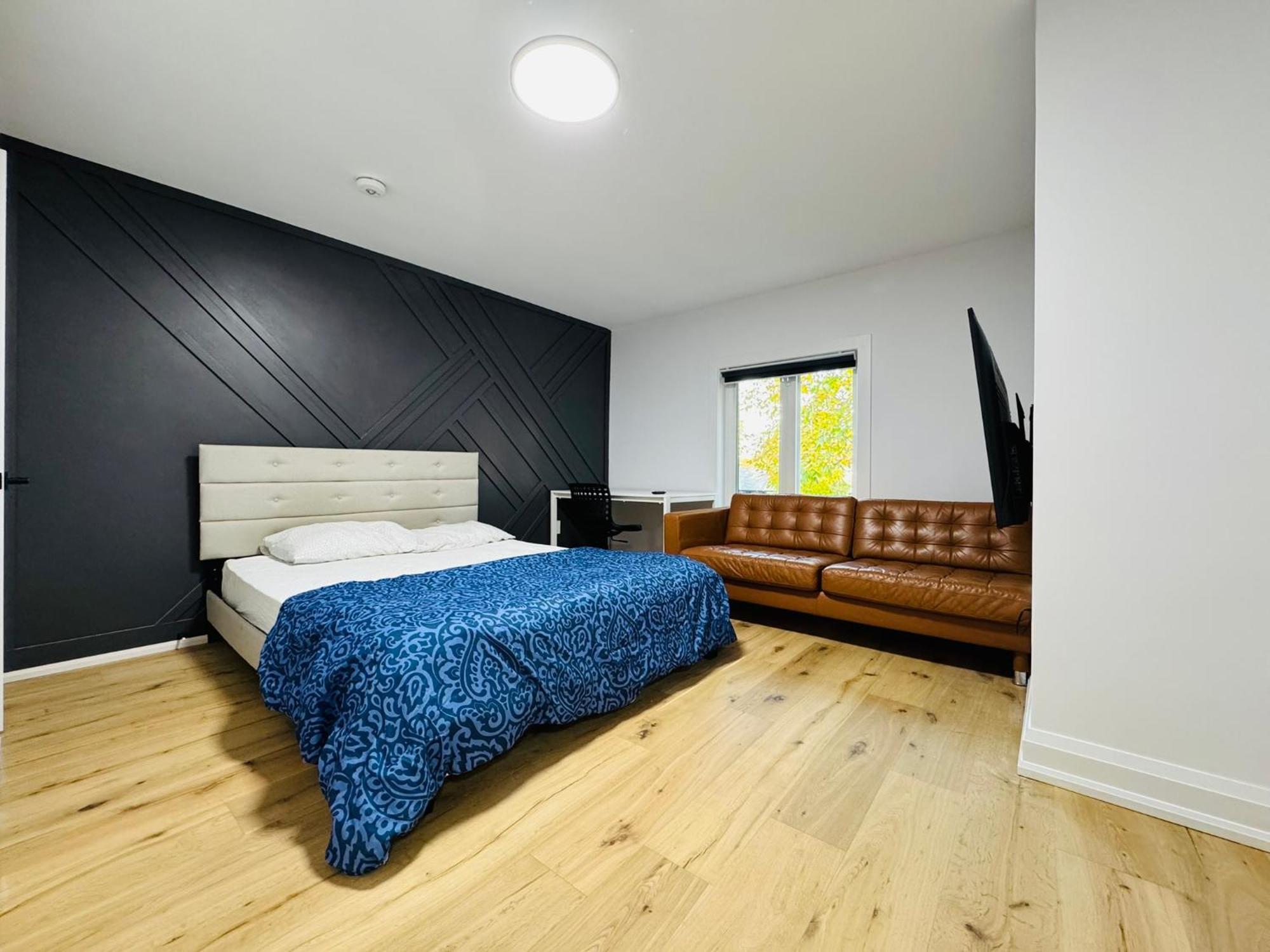 Spacious Room1, Airport, Free Parking, Sep Entrance, New Renovation, Shared Bathroom